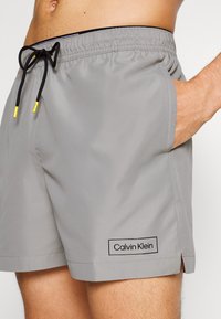 Calvin Klein Swimwear MEDIUM DOUBLE - Short de bain - mercury grey