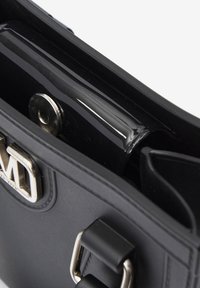 Zwarte leren handtas met zilverkleurige hardware, met een strak ontwerp en een interne compartiment met een gladde, doorzichtige laag.