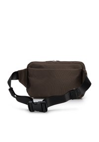 Marsupio marrone in nylon con chiusura a zip, tracolla nera regolabile e superficie testurizzata. Design compatto con caratteristiche minimaliste.