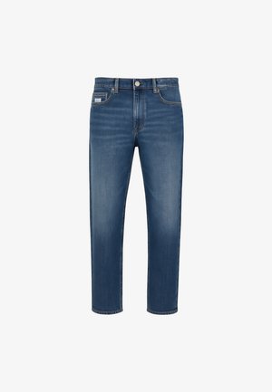 Jeans in denim blu con taglio a gamba dritta, dotati di chiusura frontale con bottoni e cerniera, cinque tasche e sottili dettagli di scoloritura.