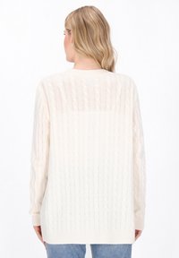 Cremefarvet kabelstrikket sweater med ribbede manchetter og kant, i en afslappet pasform og med mønster i blød stof.