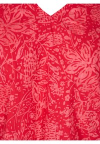 Tessuto rosso con un motivo floreale in tonalità di rosa più chiare, con scollatura a V e finitura morbida e testurizzata.