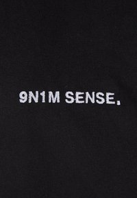9N1M SENSE ESSENTIAL  - Trükipildiga T-särk - black