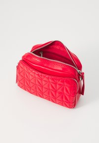 ONLY ONLPOPPY QUILT CROSS OVER - Geantă crossbody - red