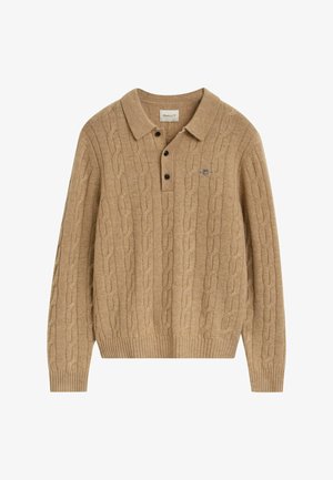 Hellbrauner Polo-Pullover aus Kabelstrick mit langen Ärmeln, Kragen, drei schwarzen Knöpfen und kleinem, gesticktem Logo auf der Brust.