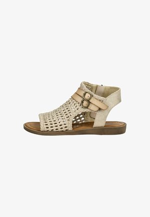 Beige gewobene Sandalen mit einer Peeptoe-Design, die zwei Schnallenriemen und eine flache Sohle haben. Der obere Teil hat eine netzartige Textur.