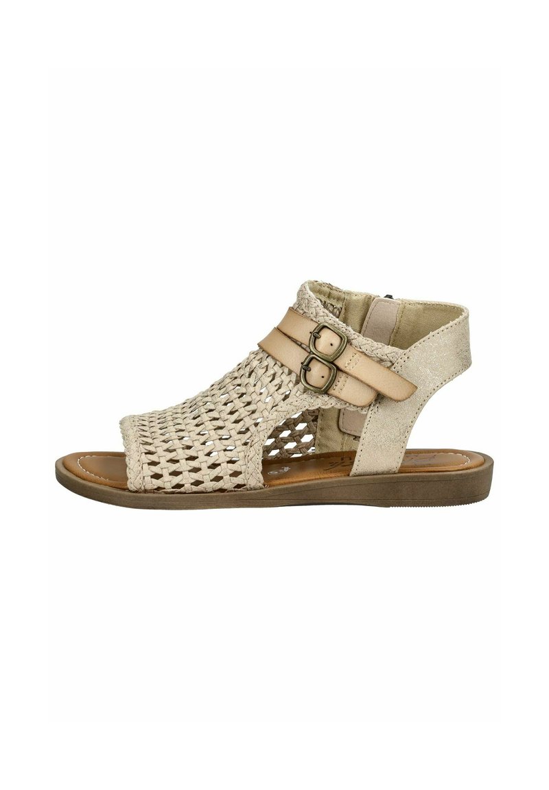 Beige pletené sandály s designem peep-toe, které mají dvě přezkové pásky a plochou podrážku. Horní část má texturu podobnou síti.