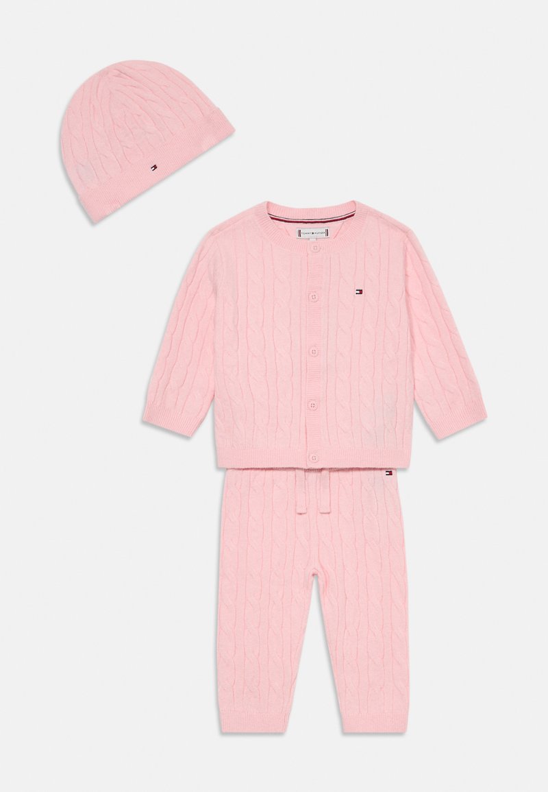 Conjunto de roupa de bebé em rosa tricotado, com um design de malha em cabos, cardigan com botões, calças combinando com cintura elástica e um gorro.