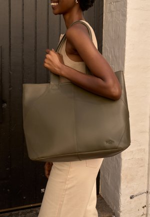 Gusti Leder, SMALL WOMAN HANDBAG CECILIA - Handbag - grün