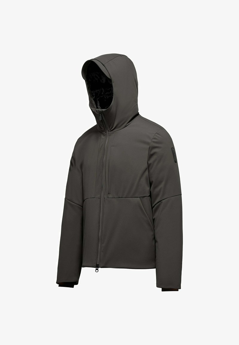 Giacca softshell grigia con cappuccio, dotata di zip completa, pannello frontale testurizzato e tessuto liscio e leggero.