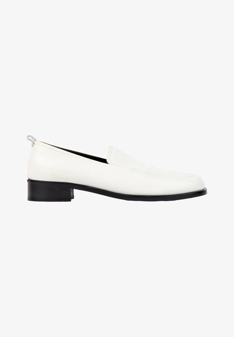 Mocassin en cuir blanc à enfiler avec semelle noire et petit talon, présenté de profil sur fond blanc.
