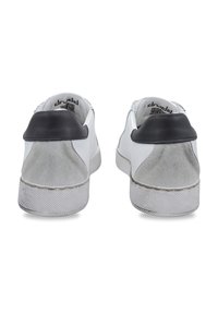 Białe i szare casualowe sneakersy z czarnymi skórzanymi akcentami, zamszowym piętą i teksturowaną gumową podeszwą. Charakteryzują się okrągłym kształtem i minimalistycznym designem.