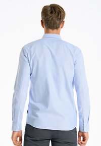 Lichtblauwe longsleeve shirt van een katoenmengsel met een gestructureerde kraag, knoopmanchetten en een licht gebogen zoom. Effen stoftextuur.