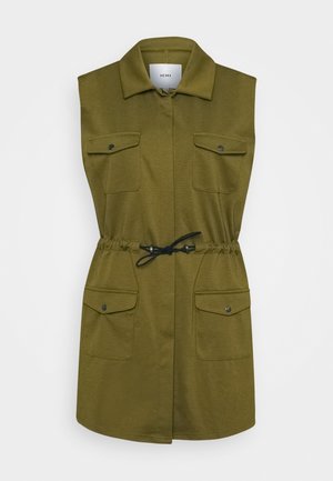 Robe sans manches vert olive avec col, poches avant à rabats et taille ajustable avec cordon noir.