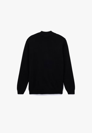 Suéter de punto negro, cuello redondo, mangas largas, puños y dobladillo acanalados, textura suave, diseño minimalista, sin patrones ni acentos visibles.