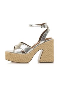 Sandalia de plataforma plateada con estampado de serpiente, tiras alrededor del tobillo, tacón de yute texturizado en color beige y una silueta chunky.