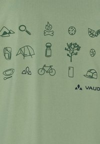 T-shirt verde chiaro con icone a tema outdoor in verde scuro, tra cui montagne, tende, una bici e una bottiglia d'acqua. Logo "VAUDE" incluso.