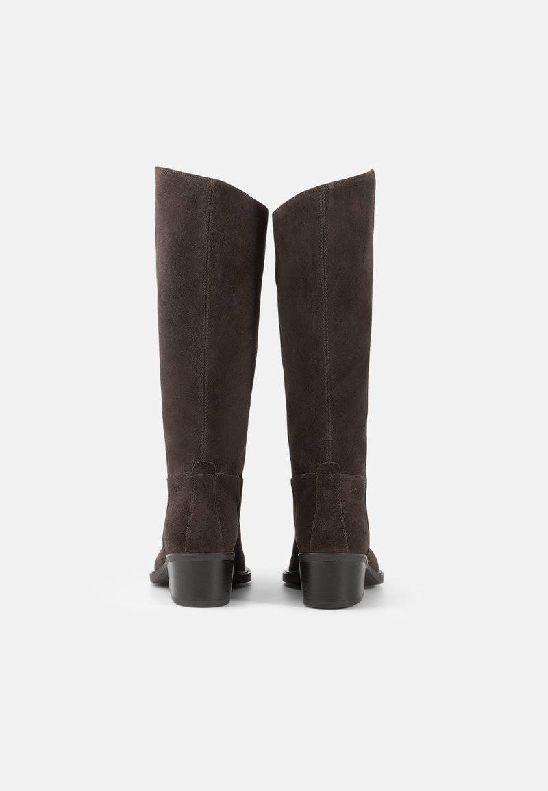 Stivali alti fino al ginocchio in suede marrone con gambale dritto, tacco leggero e cuciture minimaliste, caratterizzati da una texture liscia e un design pulito.