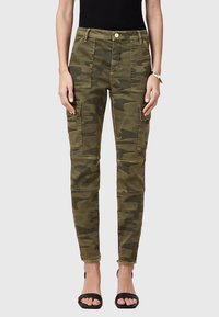 Olijfgroene camouflagebroek met een slim fit, cargostijl zakken en cuffs aan de onderkant, gemaakt van stevig katoen.