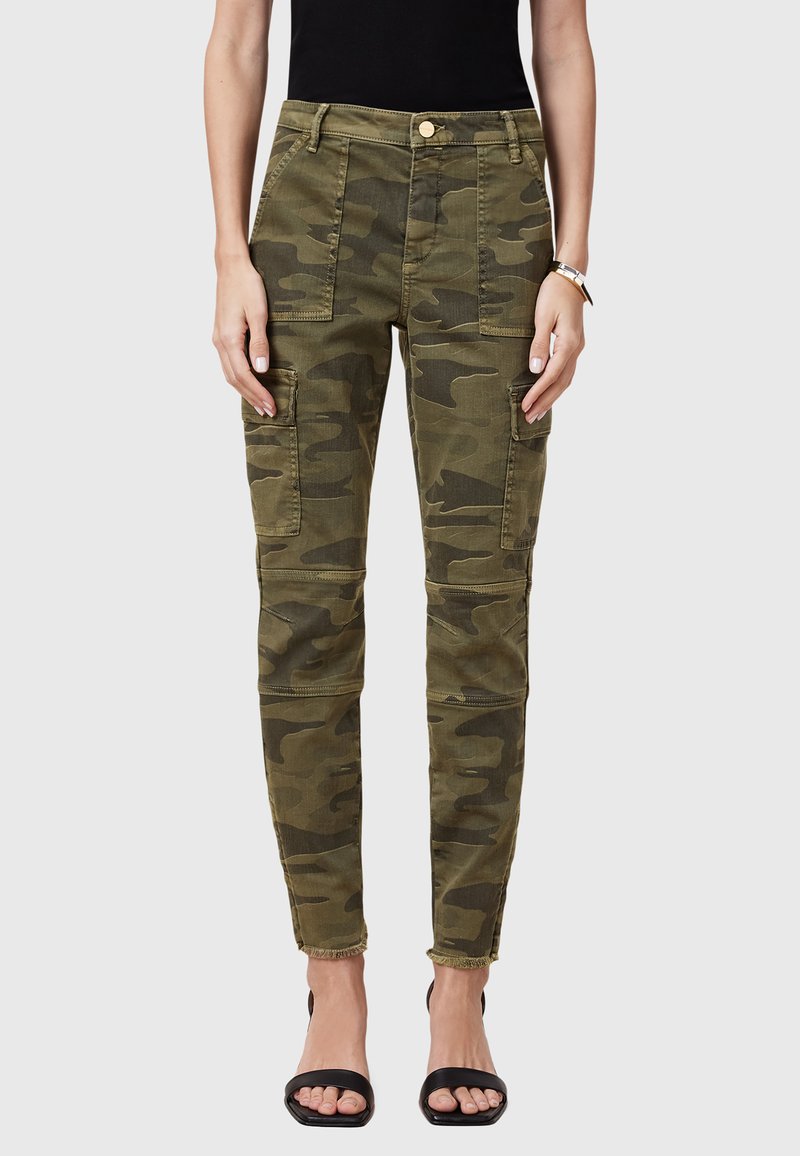 Olijfgroene camouflagebroek met een slim fit, cargostijl zakken en cuffs aan de onderkant, gemaakt van stevig katoen.