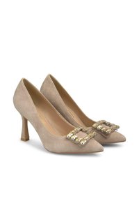 Décolleté beige in suede con tacco alto, punta a punta e una fibbia decorativa impreziosita da cristalli sul davanti. Design con tacco impilato.