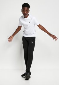 11 DEGREES CORE - Camiseta básica - white