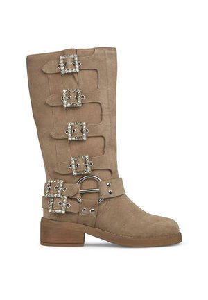 Stivale in camoscio tan al ginocchio con fibbie e accenti di strass. Presenta una punta quadrata e un tacco in legno impilato.