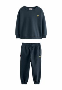 Sudadera de un oscuro azul marino y pantalones jogger a juego, confeccionados en suave tela de algodón. La sudadera tiene un cuello redondo y un logo amarillo; los joggers presentan una cinturilla elástica.