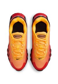 Nike Air Max sneaker narancsárga és sárga színátmenetes hálós anyagból, fekete kiegészítőkkel és texturált talppal; párnázott bokarésszel és fűzőkkel rendelkezik.