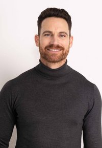 Pulover turtleneck de culoare gri închis, confecționat dintr-un material tricotat moale, având mâneci lungi și un guler strâns, adaptat corpului.