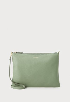 Borsa a mano verde in pelle con texture a granuli, accessori dorati e tracolla staccabile. Forma rettangolare, chiusura zip nella parte superiore.