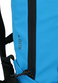 Zaino blu con una texture resistente, dotato di una zip nera, spallacci regolabili e una piccola etichetta "ALTO 18" vicino alla zip.