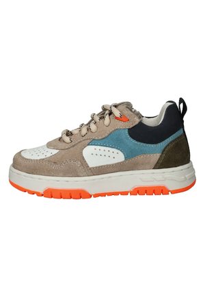 Lage sneaker met beige suède, blauwe en zwarte panelen, witte geperforeerde delen, beige veters en een witte zool met oranje accenten.