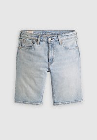 Světle modré džínsové šortky s pěti kapsami, zapínáním na knoflík a poutky na opasek, umístěné na bílém pozadí.