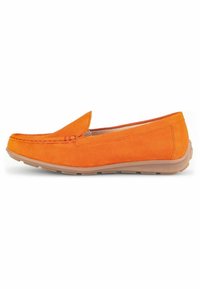 Orange Wildlederschuh als Slipper mit runder Spitze, genähten Akzenten und einer flexiblen beige Gummisohle, die für Komfort und eine einfache Handhabung ausgelegt ist.