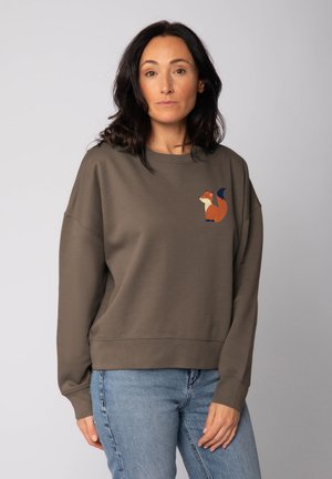 Bruine sweatshirt met een ontspannen pasvorm, met een kleine vosafbeelding op de borst. Zacht materiaal en ribgebreide manchetten en zoom. Casual ontwerp.