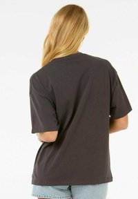 Mørkegrå kortærmet t-shirt med en afslappet pasform, fremstillet af blødt bomuld. Har en rund halsudskæring og enkle syninger.