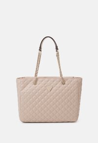 Sac cabas matelassé en cuir synthétique beige clair avec quincaillerie dorée et anses en chaîne doubles. Présente un logo triangulaire sur le devant.