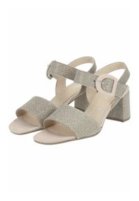 Sandali dorati glitterati con una larga fascia anteriore, chiusura con fibbia e tacco a blocco. L'interno presenta una texture beige liscia.