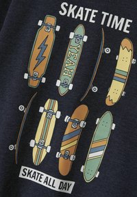 Grafik med olika skateboarddesigns i grön, orange och gul på en mörk marinblå bakgrund med texten "SKATE TIME" och "SKATE ALL DAY."