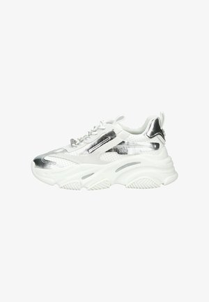 Kraftig hvid sneaker med metallic sølv detaljer, tyk sål, snørelukning foran og "Steve" branding på siden.