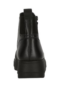 Botines negros con parte superior de cuero liso, paneles laterales elásticos y suela de goma gruesa. Tirador en la parte posterior para ponerse fácilmente.