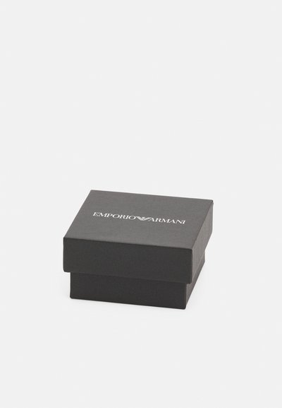 Sort gaveæske med en tekstureret finish. Har logoet "EMPORIO ARMANI" i sølv på låget. Firkantet form, hængseldesign.