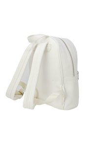Zaino bianco realizzato in materiale sintetico, con doppie cinghie regolabili, chiusura con zip e tasca laterale. Texture liscia, forma curva.