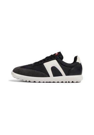 Schwarze Sportschuhe mit weißen Lederakzenten, grauen Wildlederdetails und einer strukturierten Gummisohle. Geflochtenes Design mit Markierung auf der Ferse.