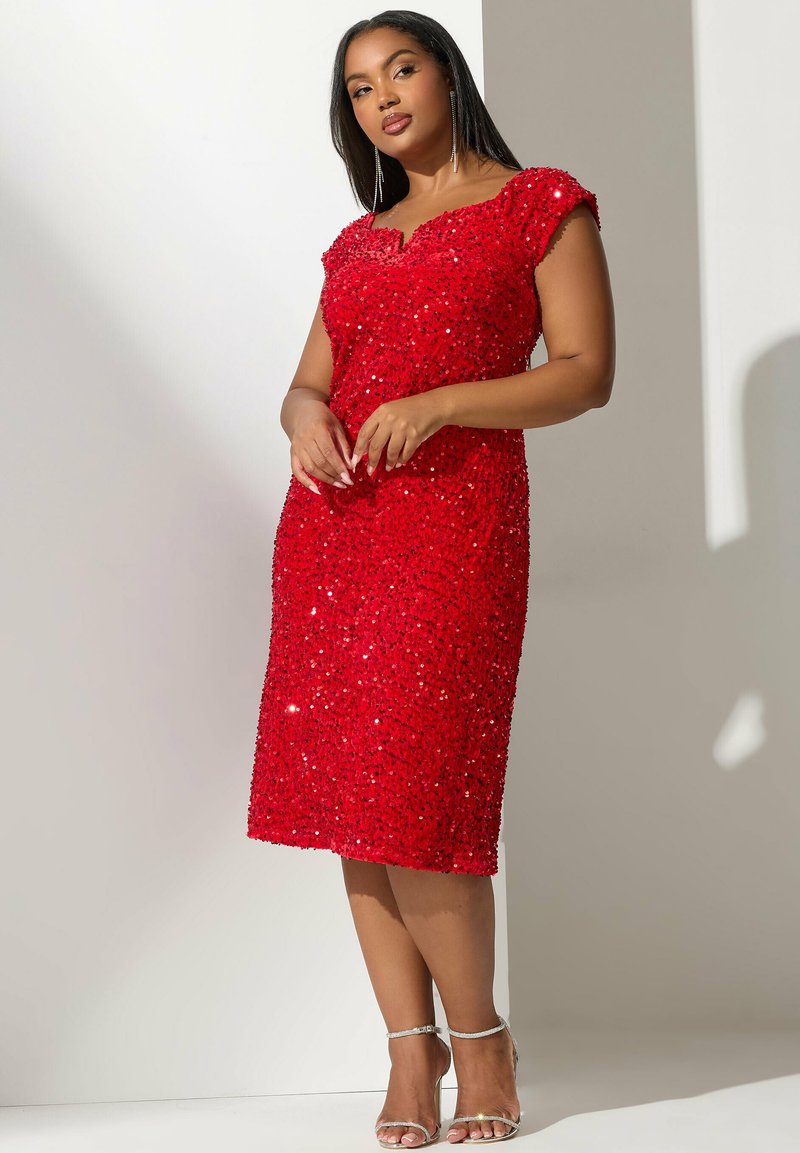 Vestido midi rojo con lentejuelas, mangas cortas, escote en V y silueta ajustada. Combinado con zapatos de tacón plateados con tiras. Textura de tela suave.