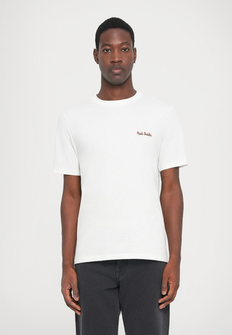 T-shirt bianco in cotone con maniche corte, scollatura rotonda e piccolo logo ricamato in rosso e verde sul lato sinistro del petto.