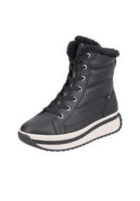 Botín negro de cuero con forro de piel sintética, diseño con cordones, ojales plateados y una suela gruesa blanca y negra. Detalle texturizado en el lado.