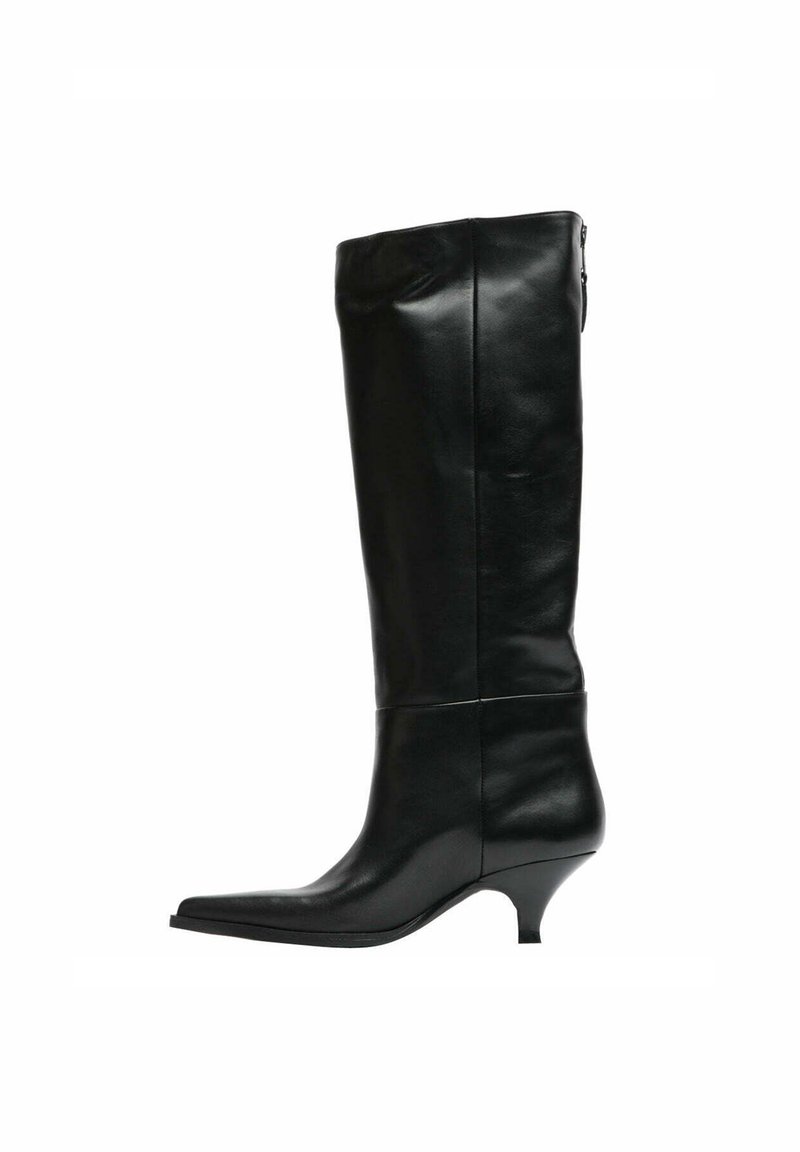 Stivale nera in pelle fino al ginocchio con punta affilata, tacco curvo e dettagli delle cuciture. Texture liscia con una silhouette slanciata e chiusura con cerniera.