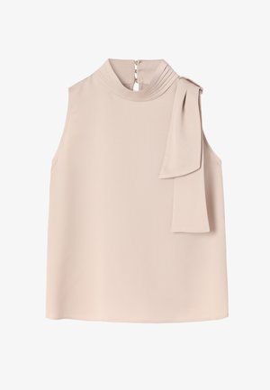 Top beige senza maniche con colletto alto, dettaglio plissettato vicino allo scollo e un lungo fiocco annodato sulla spalla destra.